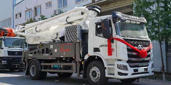 泵車準(zhǔn)備泵送時，罐車第一次裝料時，應(yīng)多加二袋水泥