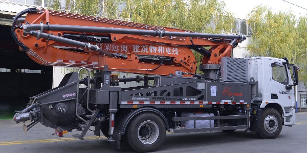 泵車用于混凝土的輸送，除此以外的用途都是危險的